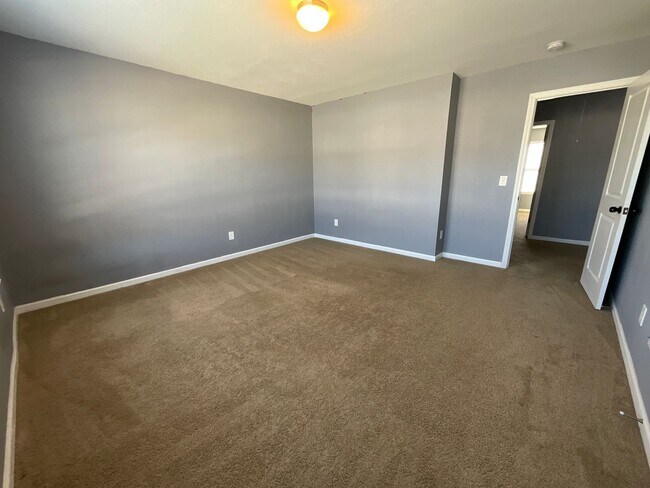 Building Photo - Large 5 bedroom home in Established Neighborhood ready to rent!