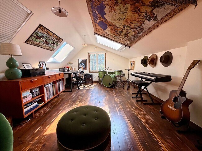 Building Photo - Furnished 1940s Beachwood Canyon Retreat with Treetop Deck + Creative Loft!