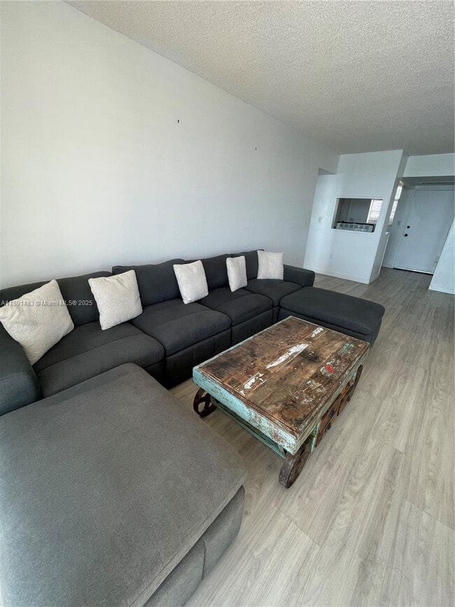 Building Photo - 2910 Point E Dr