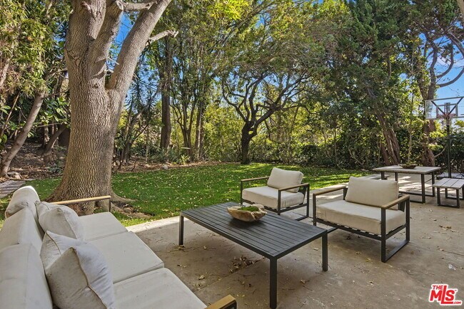 Building Photo - 2612 S Beverly Dr