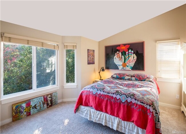Building Photo - 3 bd 3 bath townhouse close to SPU
