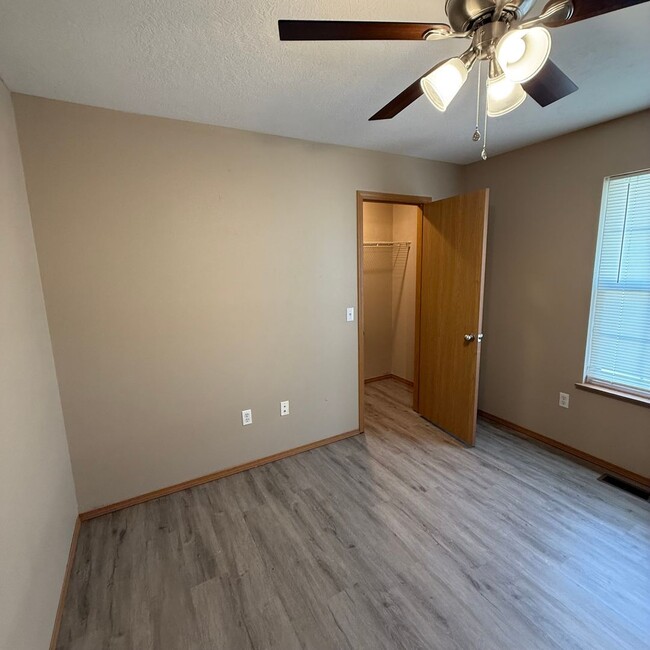 Building Photo - 2 bedroom 2 bath Duplex in Clever Won't la...