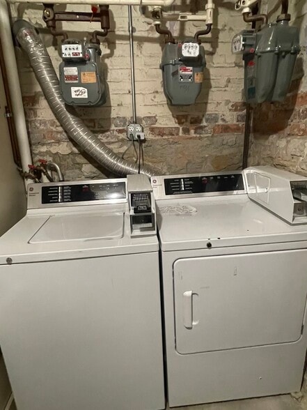 Building Photo - 440 E 42nd St