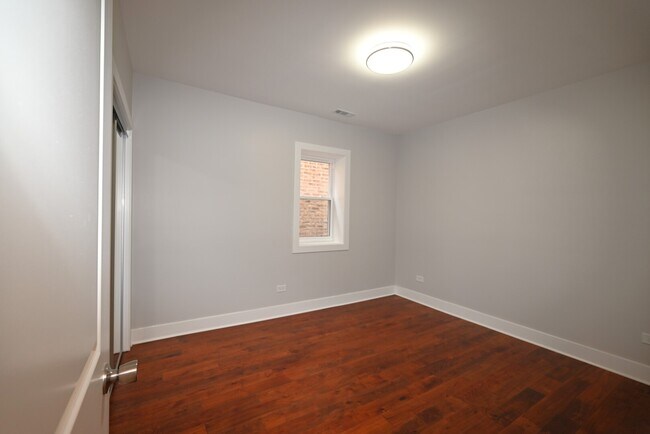 Building Photo - 1630 W Thorndale Ave
