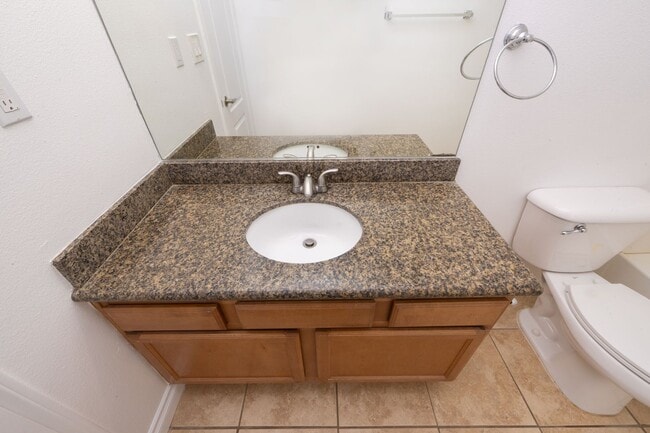 Building Photo - 2BR/1.5BA Condo! 2 parking spaces
