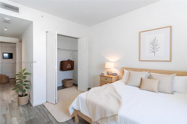 Building Photo - 801 S Miami Ave