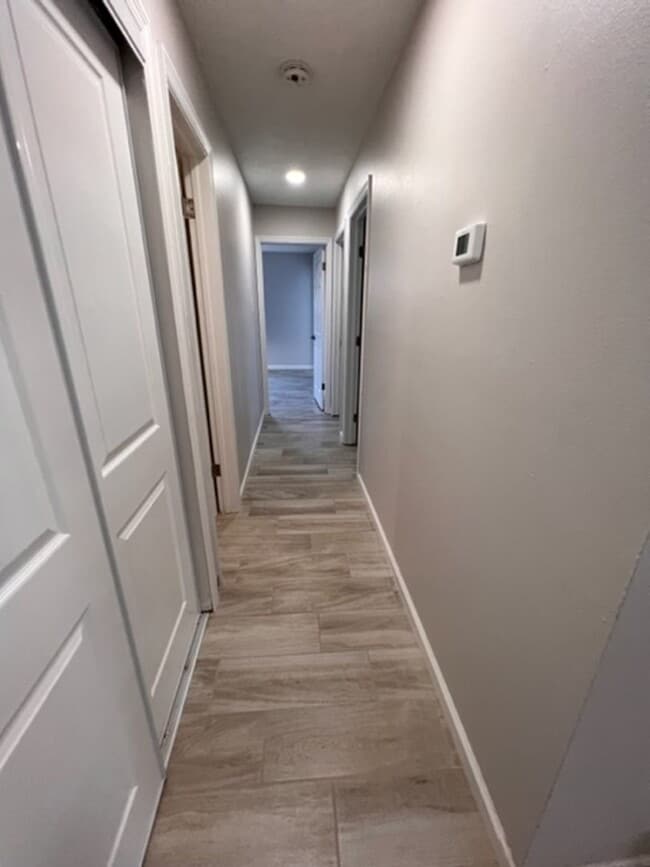 Building Photo - Location Annual Single Fam Rental Pets ok