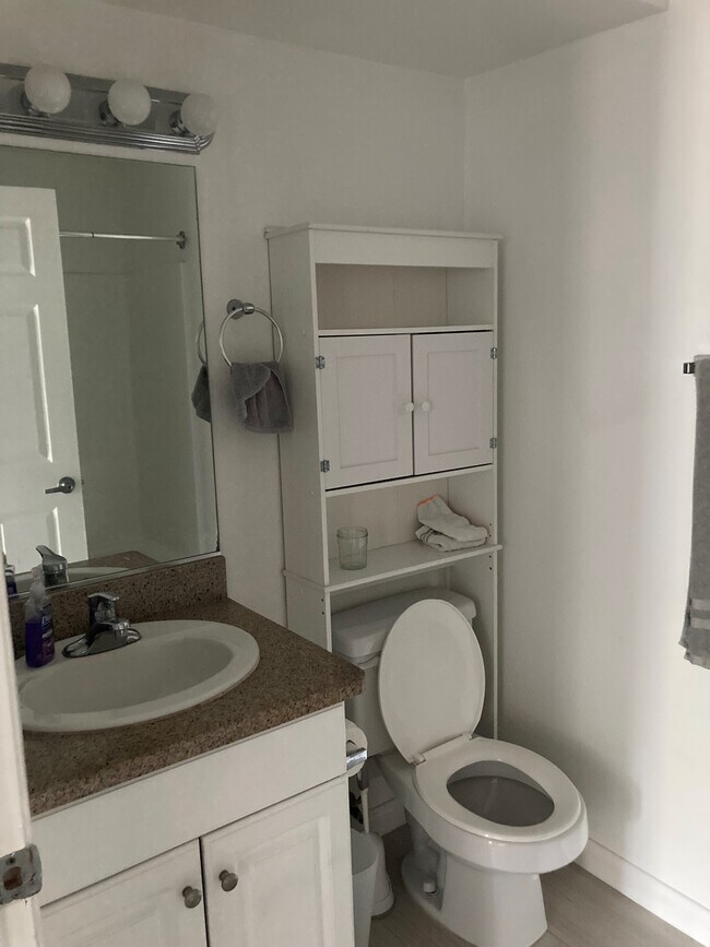 private bathroom - 5535 Canoga Ave