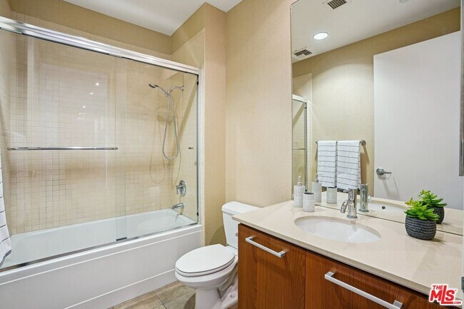 Building Photo - 801 S Grand Ave