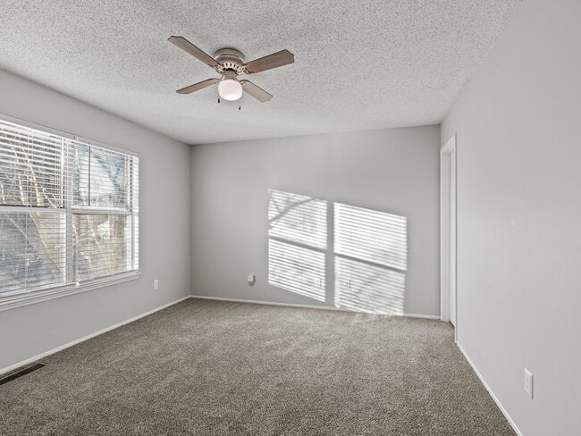 Building Photo - Three Bedroom/Two Bath Townhome