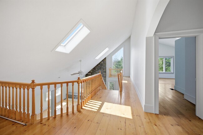 Building Photo - 564 Main St