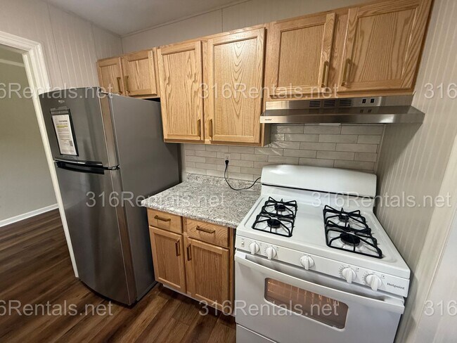 Building Photo - $1345 - 4 bed 1 bath - Single Family Home