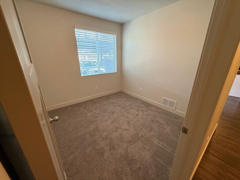 Building Photo - 1070 E Riches Ave