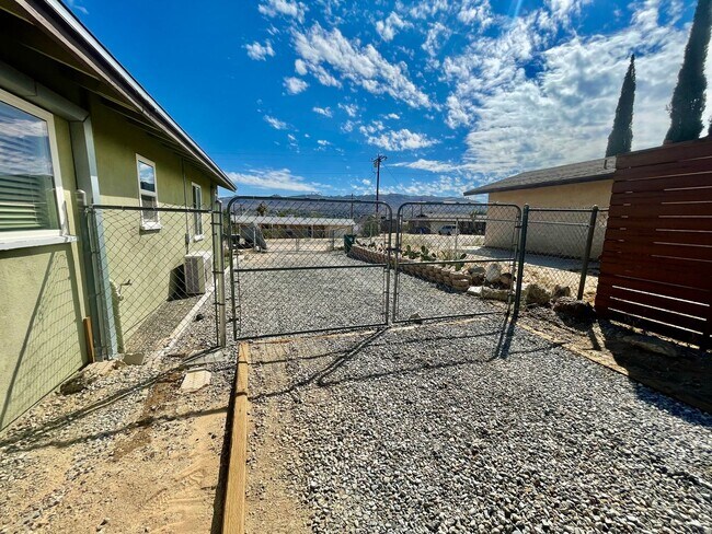 Building Photo - Joshua Tree home with views, views, views....