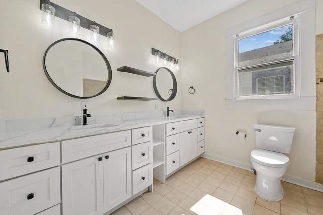 Building Photo - 610 W 35th St