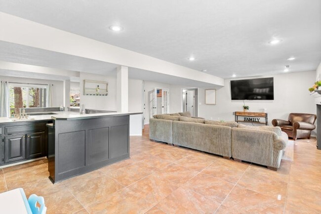 Building Photo - Executive rental in SW Springfield