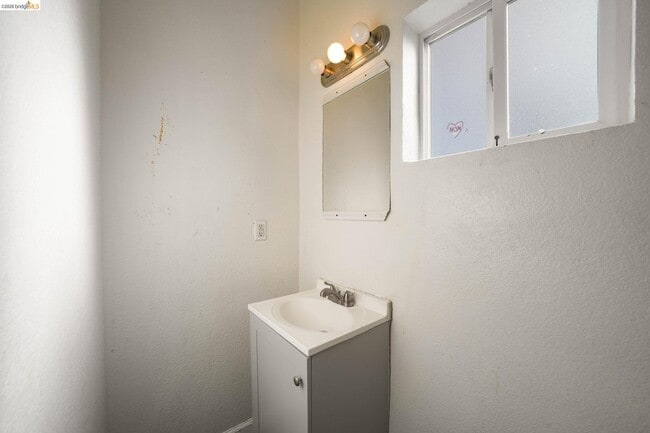 Building Photo - 203 Bissell Ave