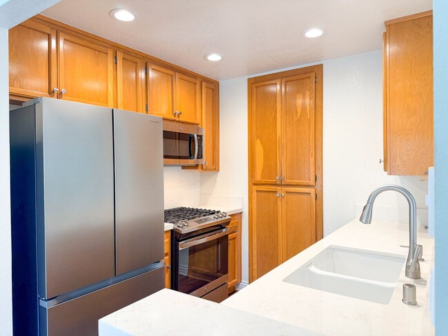 Building Photo - 2262 Martinique Ln