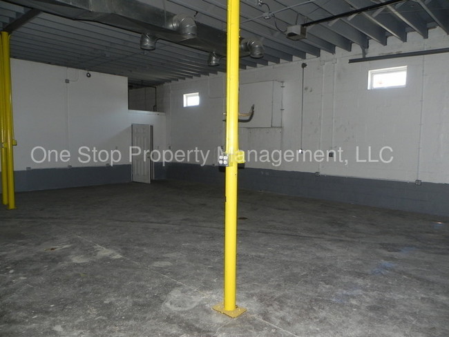 Building Photo - 2304 Englewood Ct
