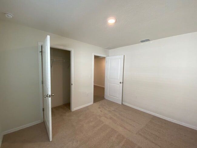 Building Photo - Desirable Lake Diamond Subdivision 3/2/2 **Won't Last**