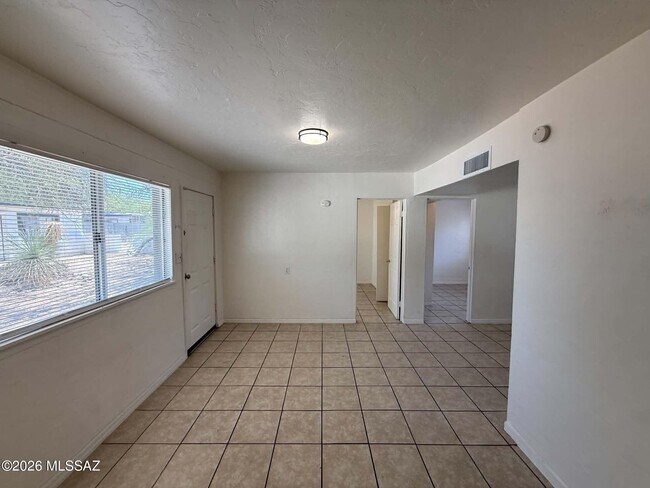 Building Photo - 460 E Delano St