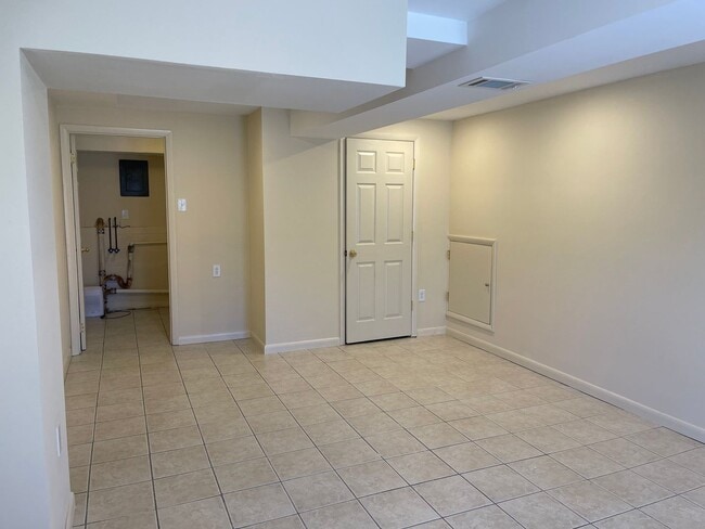 Building Photo - Charming 2-Bedroom Apartment – February Move-In Available!