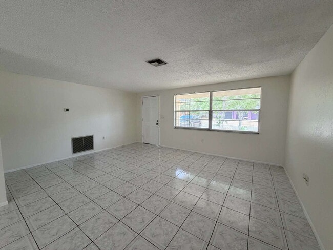 Building Photo - "2-Bed, 2-Bath in Port Richey – 1,310 Sq Ft!"