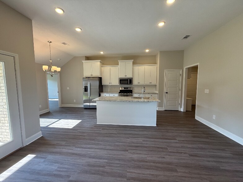 Building Photo - 112 Madisonville Dr