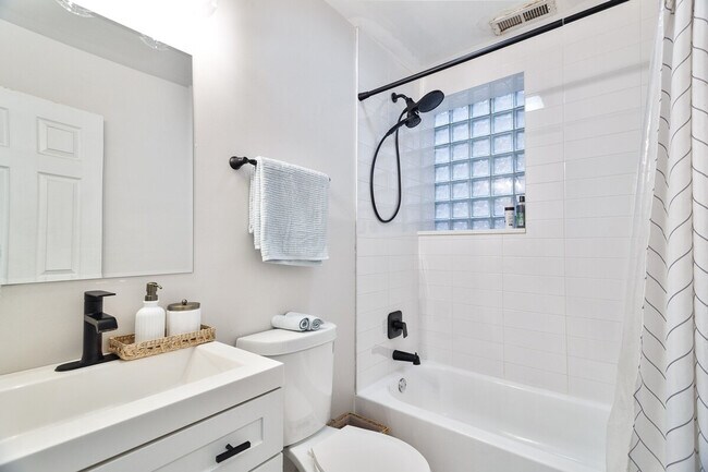 Building Photo - 2238 W Barry Ave