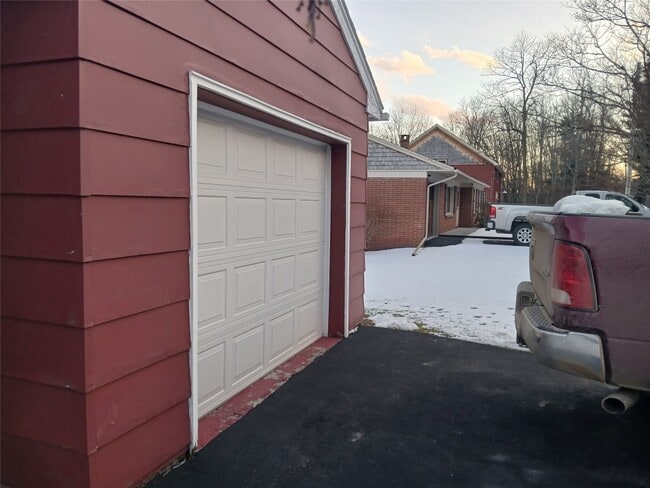 Building Photo - 5 Meadow Brook Ln