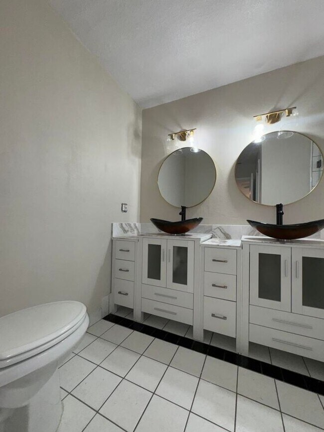 Building Photo - Gorgeous 5 Bedroom Pool Home in Ormond