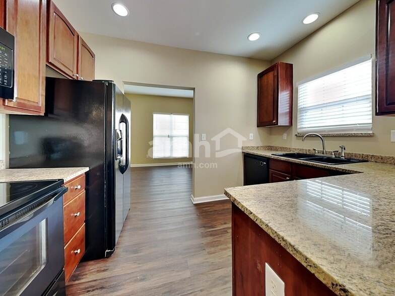 Building Photo - 547 Rockbridge Dr