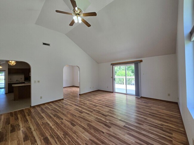 Building Photo - Charming Home on .34 acres!