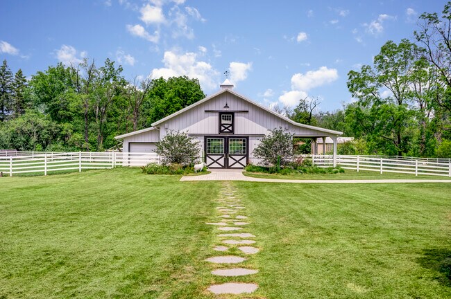 Building Photo - 225 Old Farm Rd