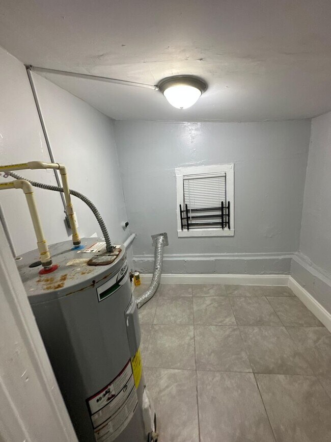 Building Photo - Fully Renovated 3/1 Single Family House Available for Immediate Rent!