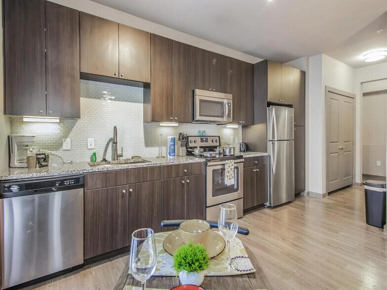 Building Photo - 1915 Canterbury St