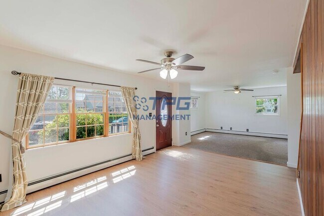 Building Photo - 8 Windsor Dr