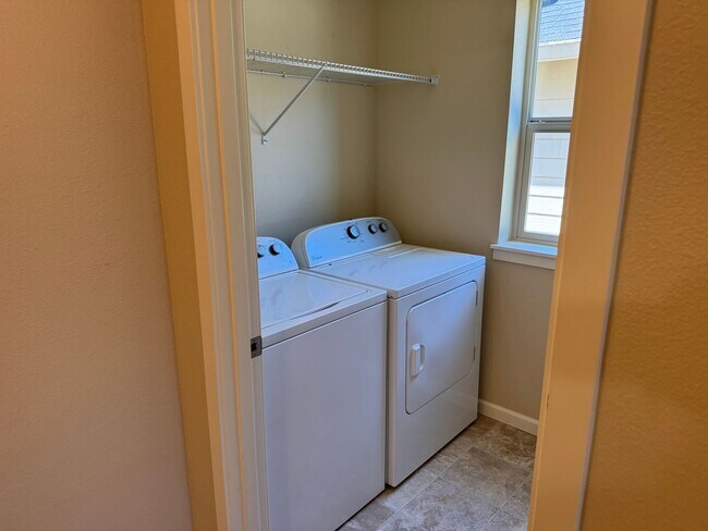 Building Photo - Amazing 3 bedroom home