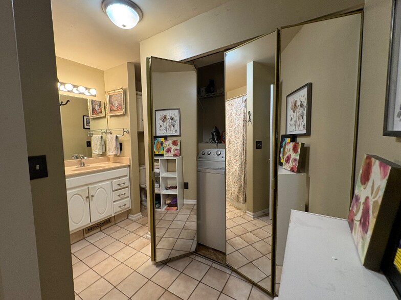 Building Photo - 940 S Cedar St