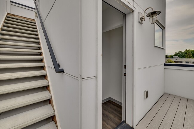 Building Photo - 2 bedroom open lay out townhome in Georget...
