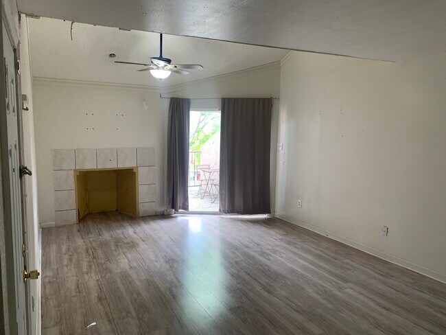 Building Photo - 10855 Meadowglen Ln