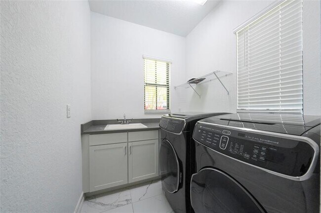 Building Photo - 11843 SW 13th Ct
