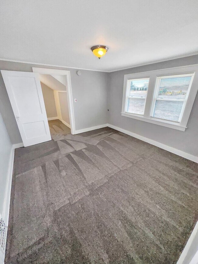 Building Photo - 6824 Hanna Lake Ave SE