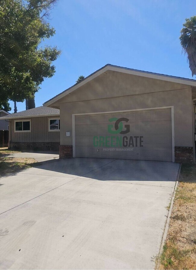 Building Photo - 3 BEDROOM 2 BATH HOME MOVE IN READY IN MOD...