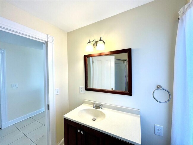 Building Photo - 14 Dresser St