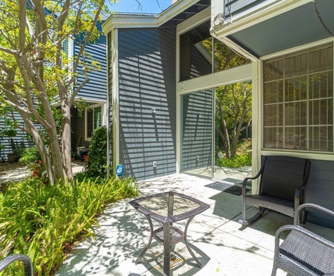 Building Photo - GORGEOUS 3 BEDROOM 3 BATH TOWNHOME