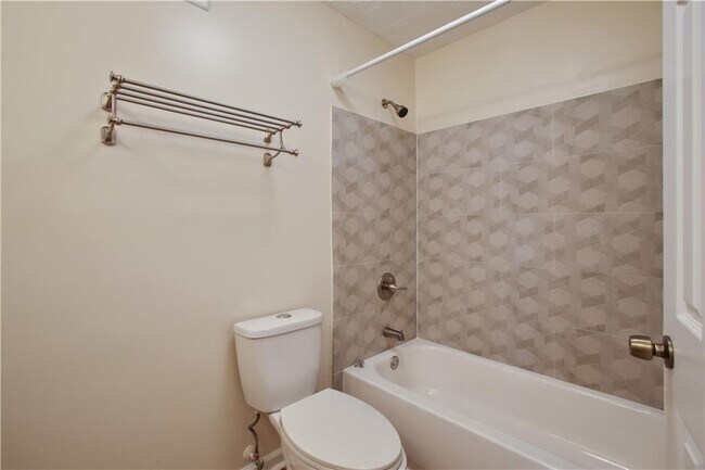 Building Photo - 210 Wynnes Ridge Cir SE