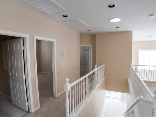 Building Photo - 3 BEDROOM, 3 BATHROOM, 2 CAR GARAGE, COMMUNITY POOL & SPA