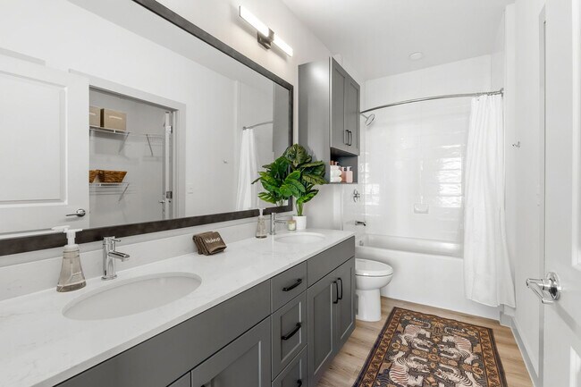 Building Photo - 1301 Leah Ave