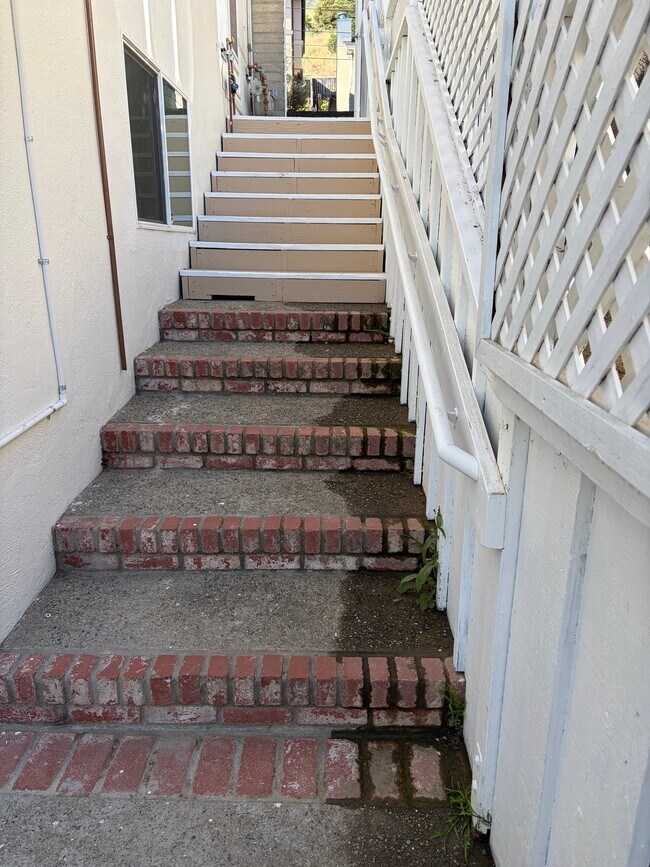 Building Photo - 633 Rocca Ave